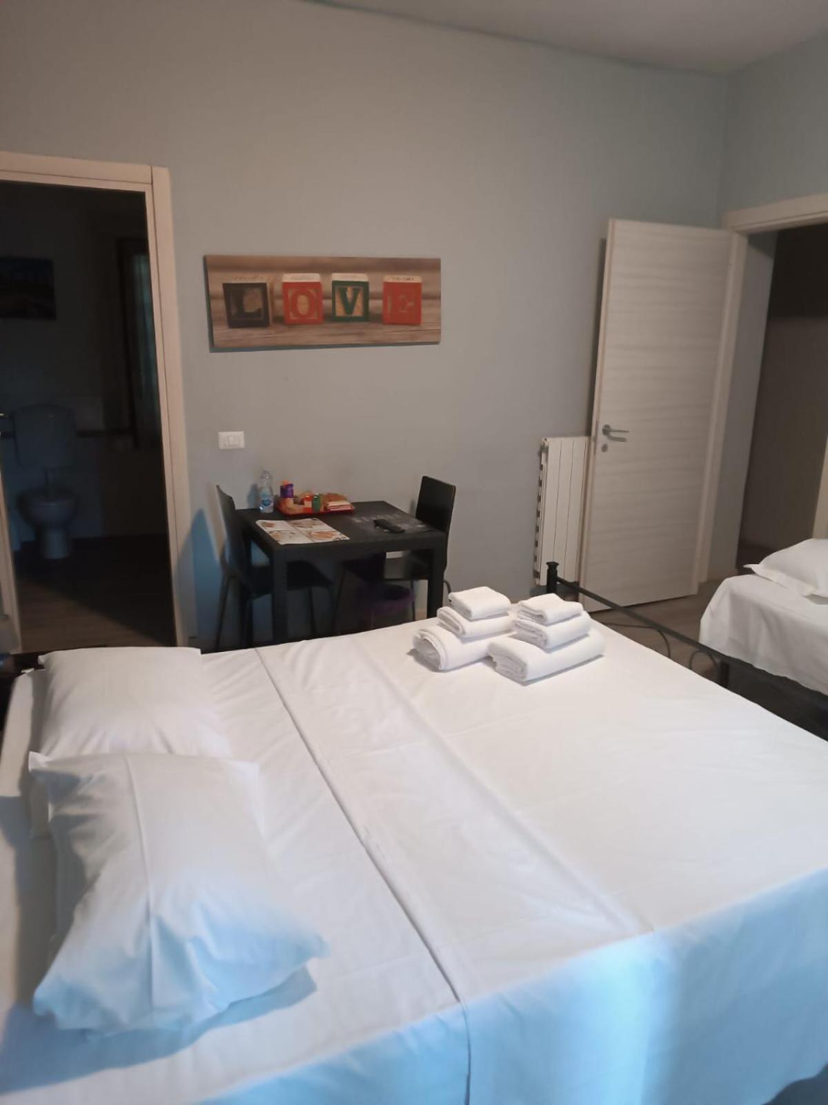 Mono Checkin A Richiesta Hotel Parma Bagian luar foto